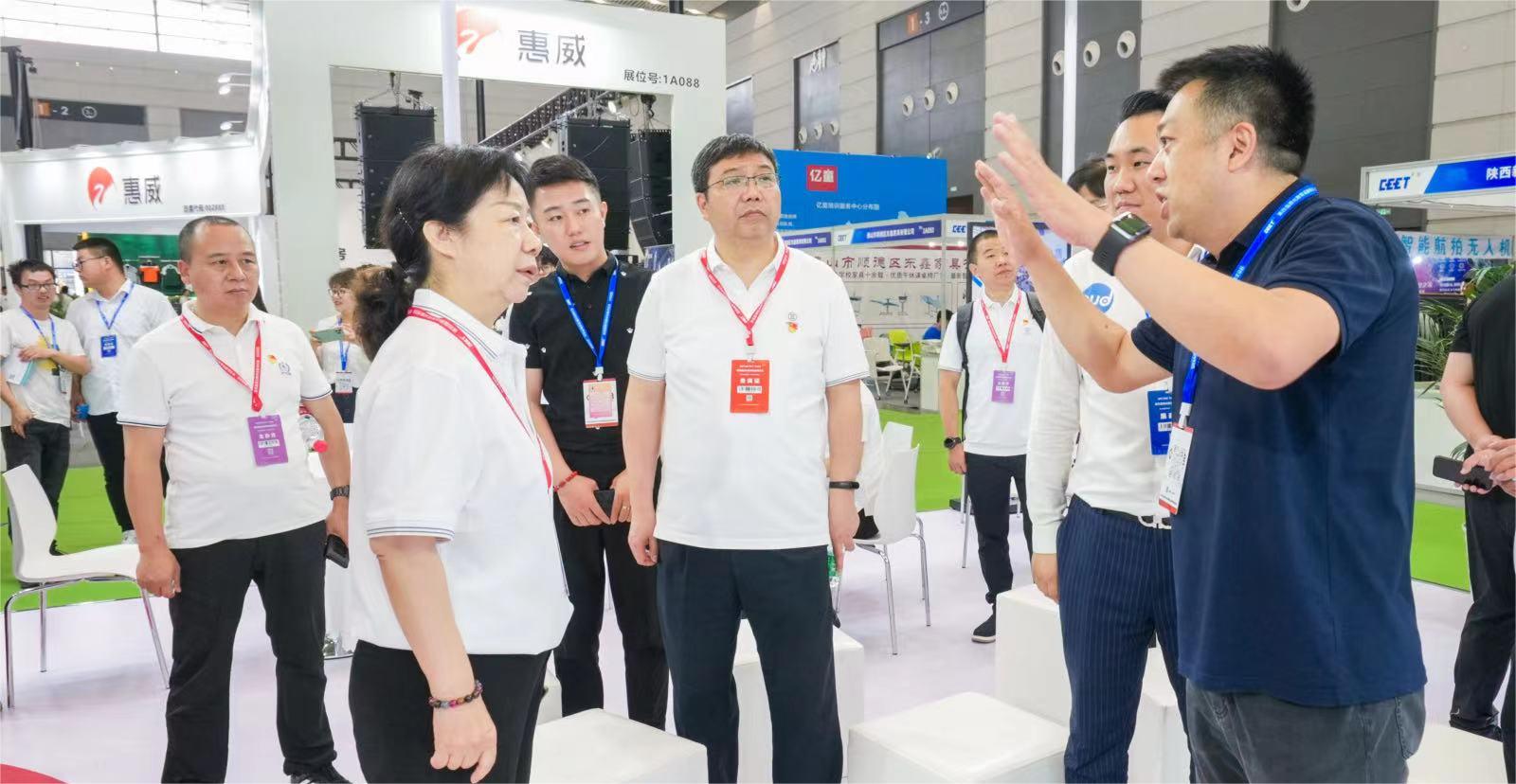 多位領導親臨清聽聲學展位，全面了解安靜操場、教學音響等教育體系產品。